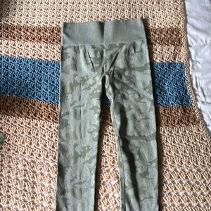 Yeoreo Camo Seamless Leggings | brand is new mix | size: small | worn once
